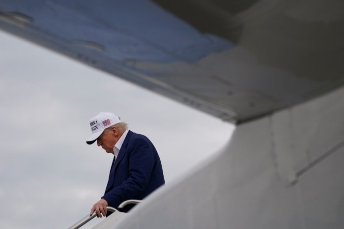 当地时间25日,美国总统特朗普走下“空军一号” 图源:美媒报道配图