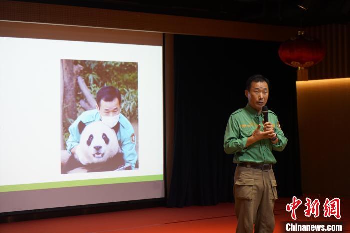 访韩国爱宝乐园大熊猫饲养员姜哲远福宝谢谢你来到我身边