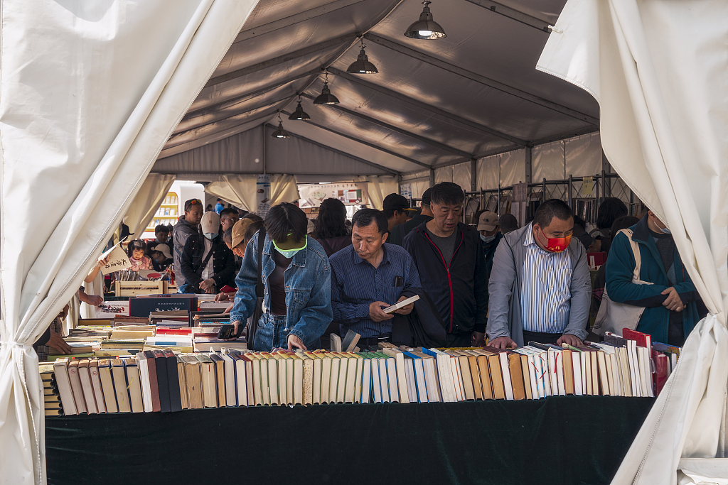 2024年4月20日,北京书市,朝阳公园内市民正在挑选书籍.