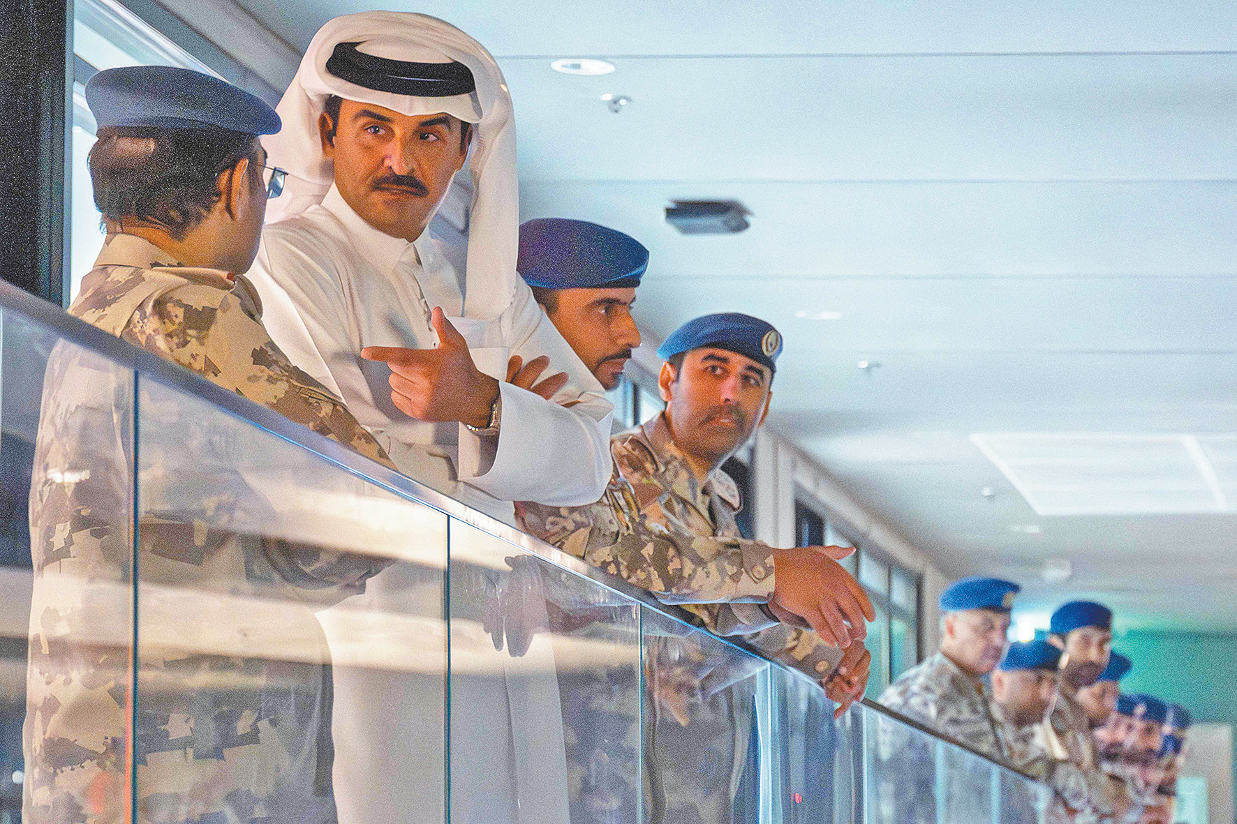 卡塔尔埃米尔塔米姆（左二）日前视察该国空军作战中心。 （视觉中国）