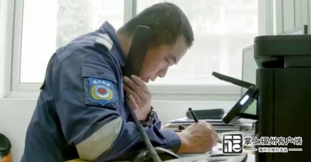 李立新常年住在救援队里，随时接听电话。