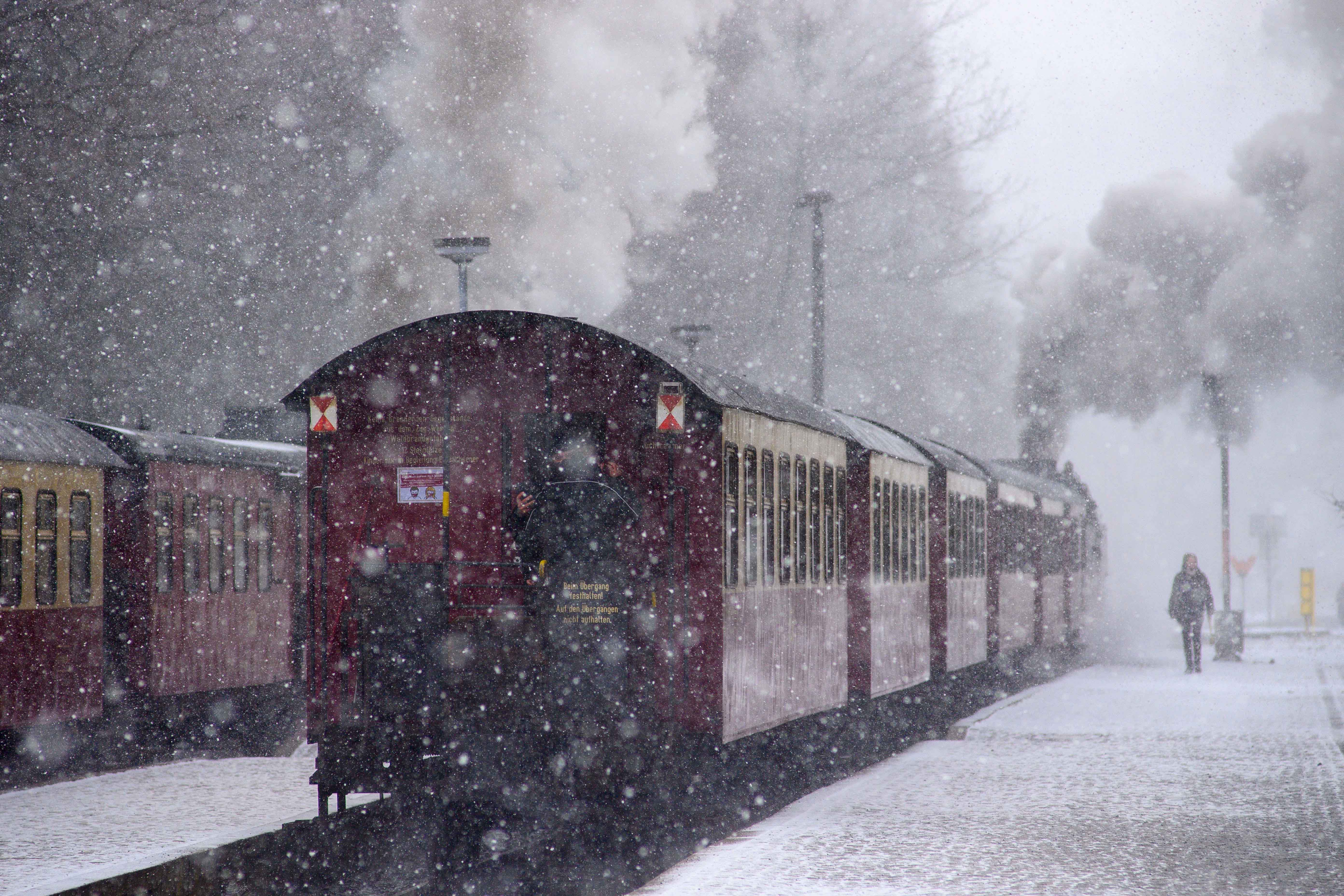 德国哈尔茨山区遇暴风雪列车大雪中停靠