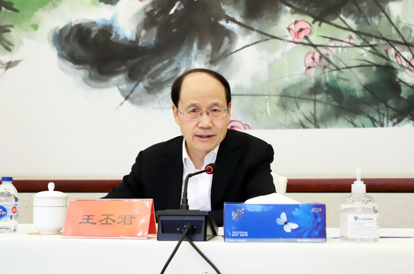 欧美同学会秘书长王丕君主持召开第三届中德科技论坛媒体宣介会.