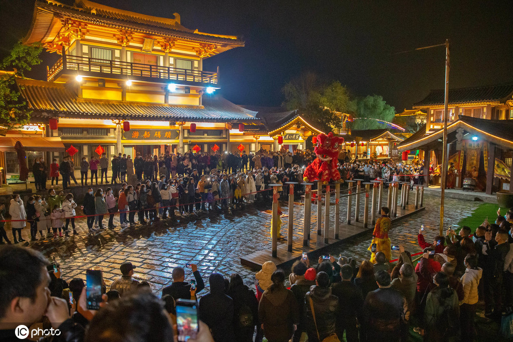 迎接春季旅遊季湖北襄陽古風夜景秀開啟