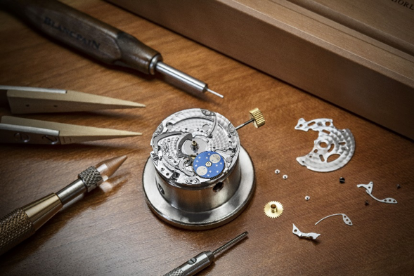 每一枚月亮美人机械机芯都经过顶级手工打磨