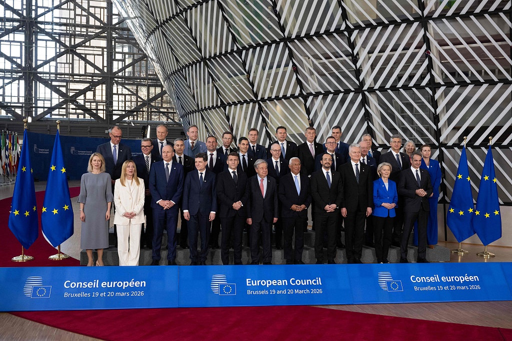 3月19日,比利时布鲁塞尔,欧盟领导人在欧盟总部举行的欧盟峰会期间合影。(视觉中国)