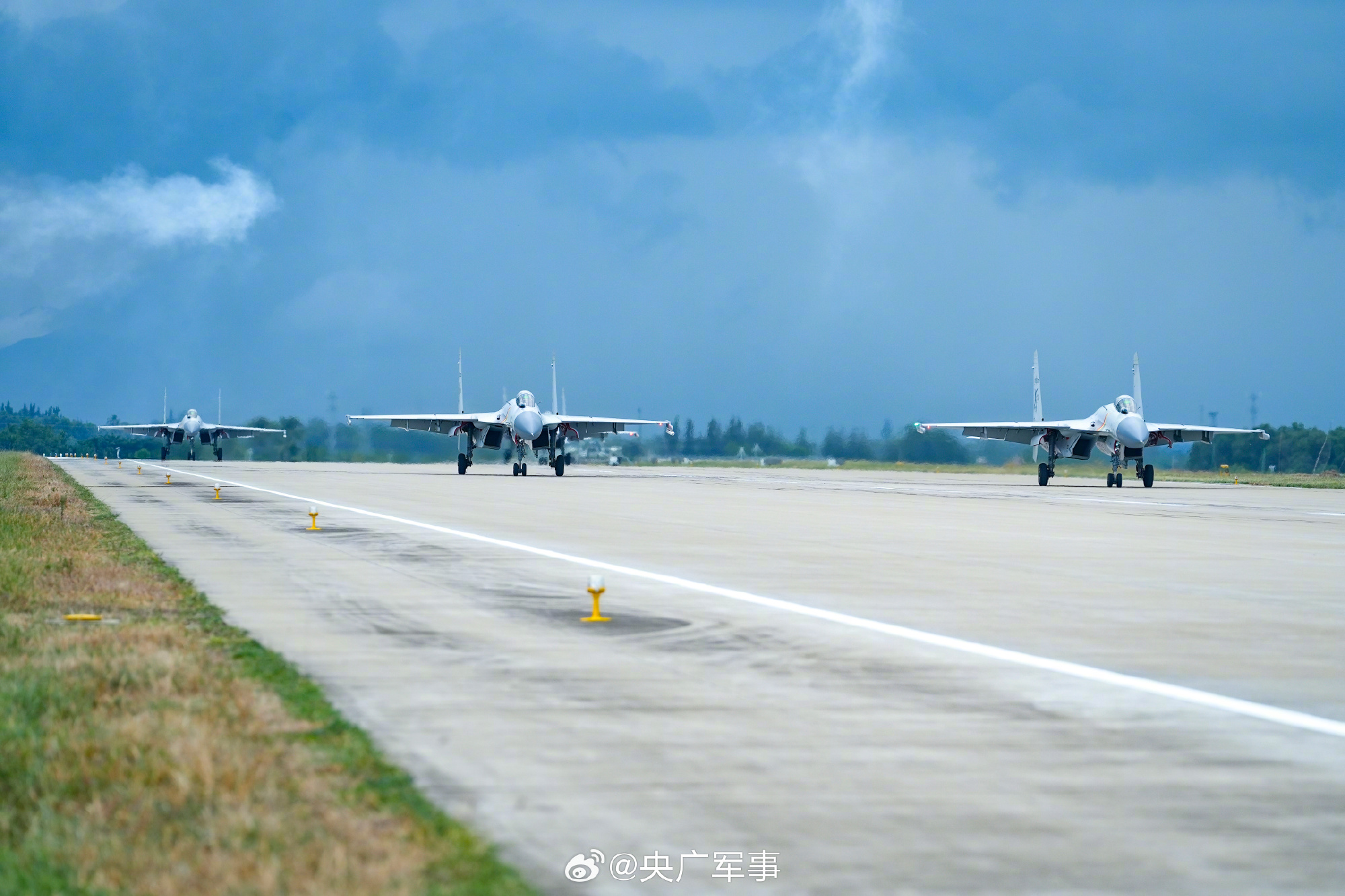 歼-15舰载战斗机飞行训练掠影