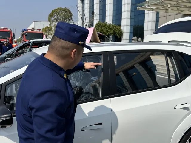 杭州一辆新能源车冲进河里朋友圈刷屏这个操作能救命