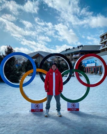 並先後在2014年索契冬奧會和2018年平昌冬奧會上摘得單板滑雪男子平行