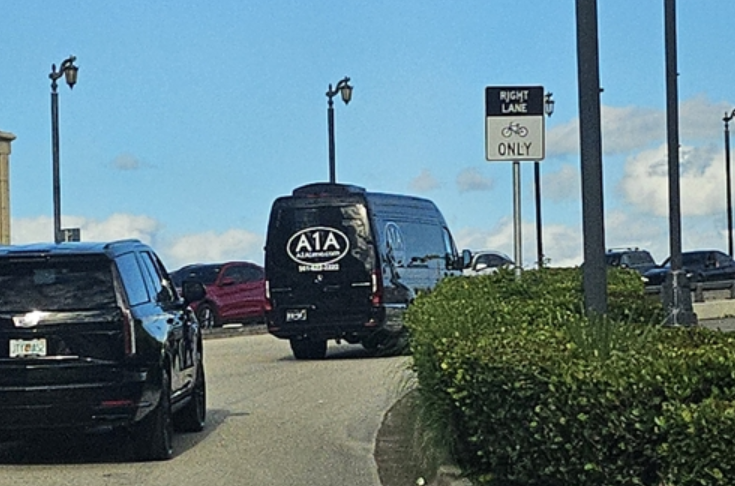 当地时间10月18日，在佛罗里达州特朗普国际高尔夫俱乐部一带，疑似软银CEO孙正义乘坐的黑色豪华巴士驶向棕榈滩。图源：韩媒