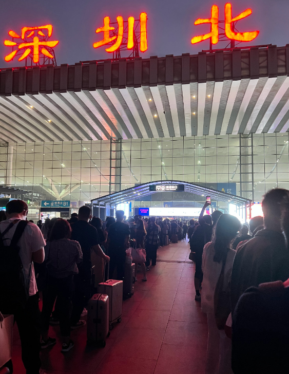 凌晨1点深圳北站全是人