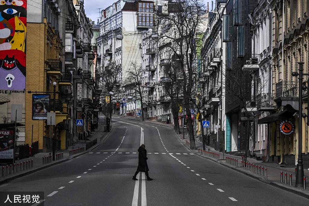 俄乌双方交火持续基辅街头空旷无人