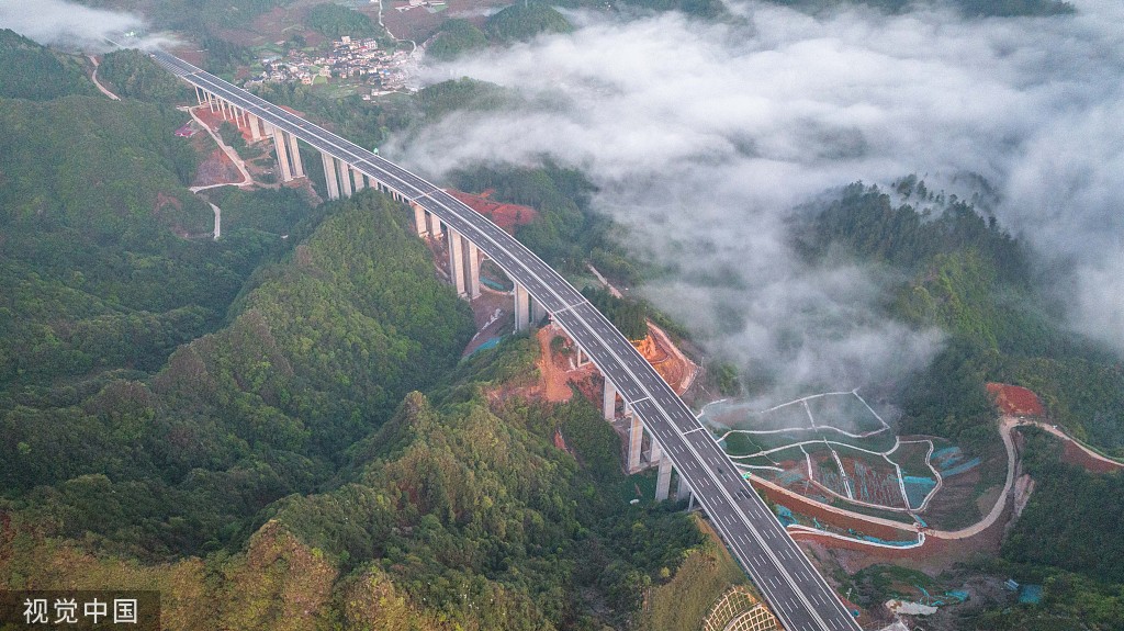 贵州黔南:贵黄高速公路晨雾飘绕 美景宜人