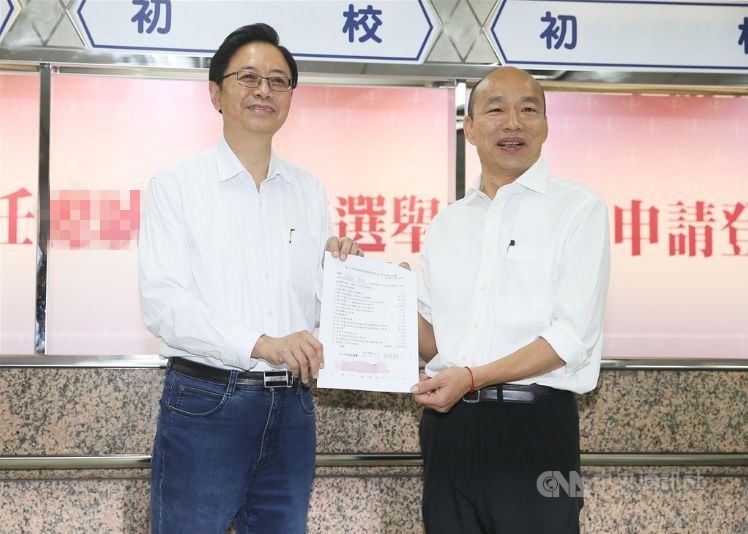张善政（左）韩国瑜（右）（图源：台湾“中央社”）
