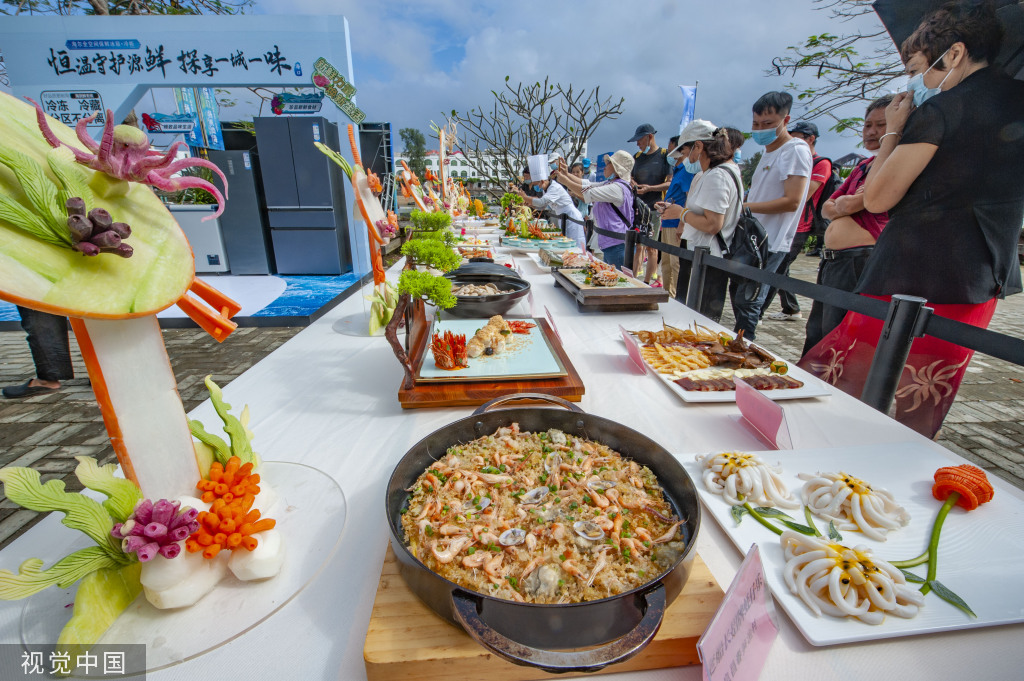 海南琼海第八届潭门赶海节举行市民海滩上赶海