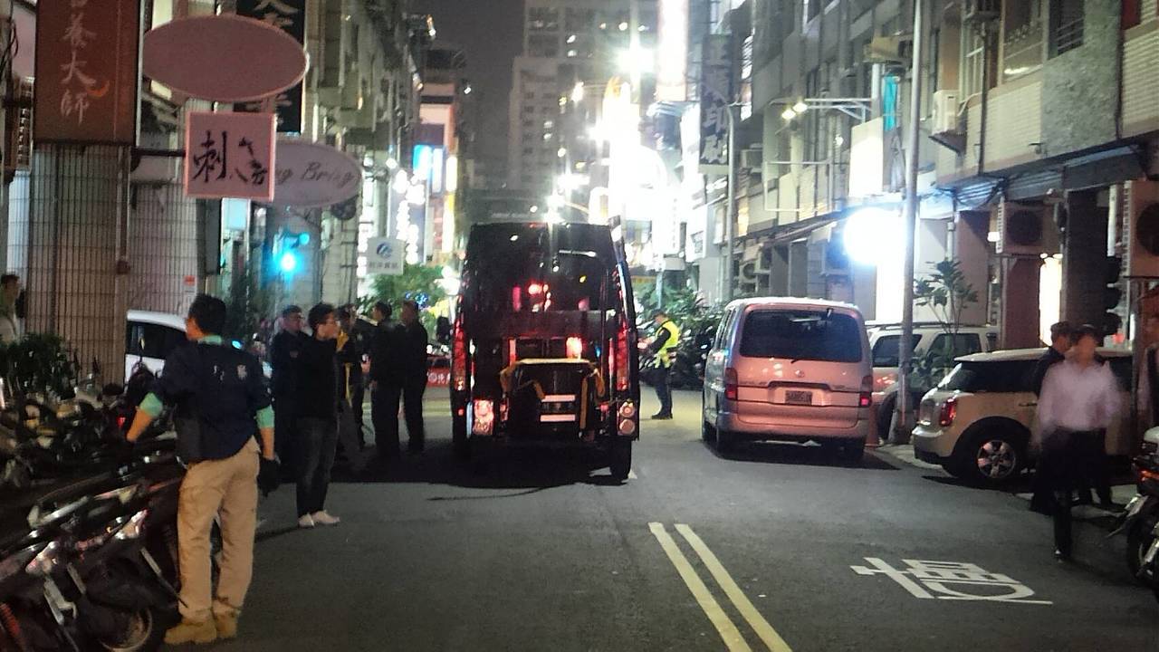 警方出动防爆车到场警戒。（图源：台湾《联合报》）