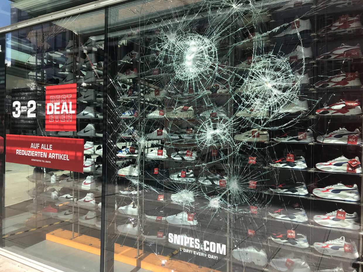 （店铺窗户被砸。图源：路透社）