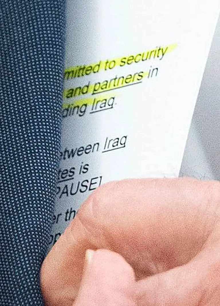 《纽约邮报》称，美国总统拜登当地时间4月15日在白宫会见到访的伊拉克总理苏达尼时被发现使用小抄。