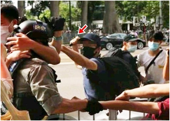黄姓男子用利器插伤警员。图源：香港“东网”