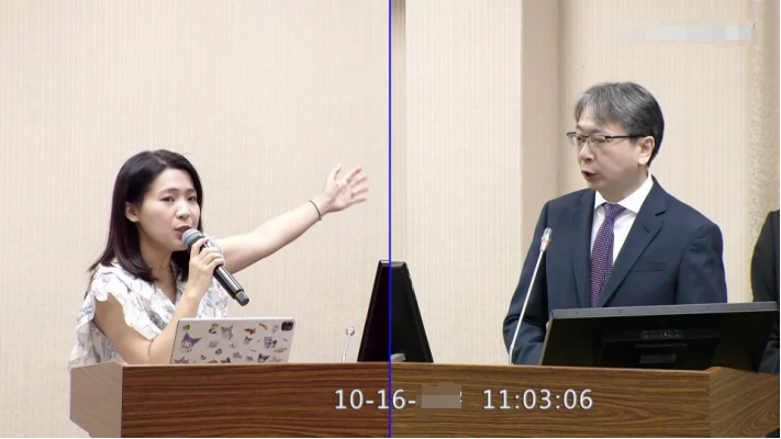 据报道,徐巧芯(左)16日展示了6张简报质询蔡明彦.图源:华视新闻网