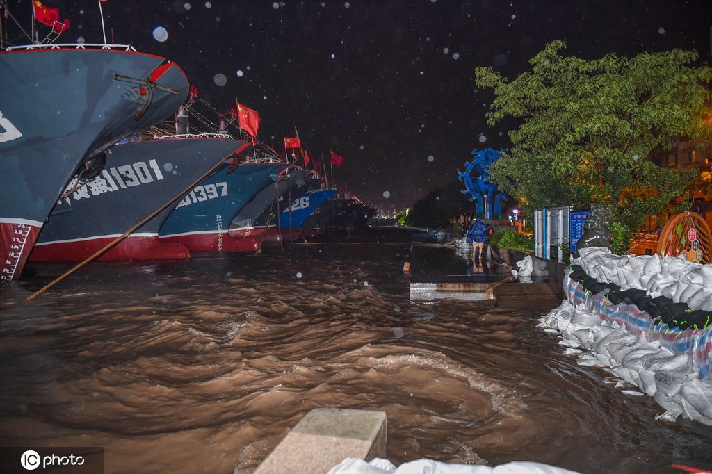 台风"烟花"登陆浙江舟山 浙江上海多地风雨交加