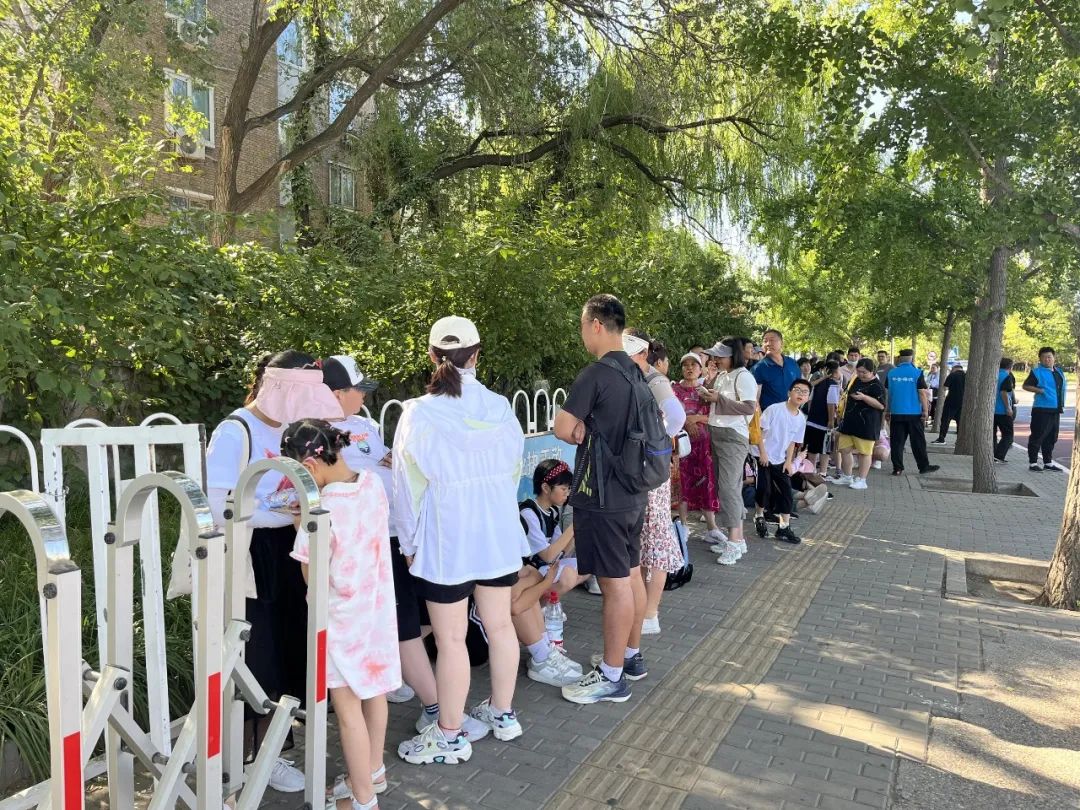 清华、北大今起开放校园暑期参观!游客排长队,入校名额目前约满