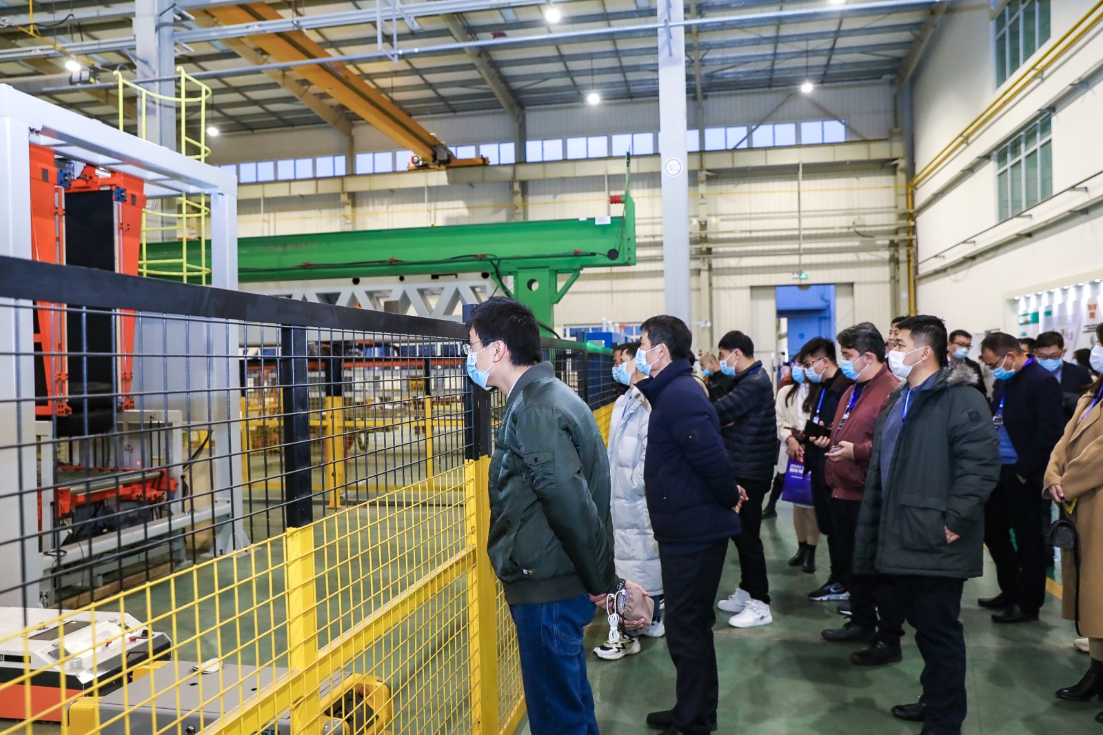 与会嘉宾、媒体记者参观青岛科捷机器人有限公司