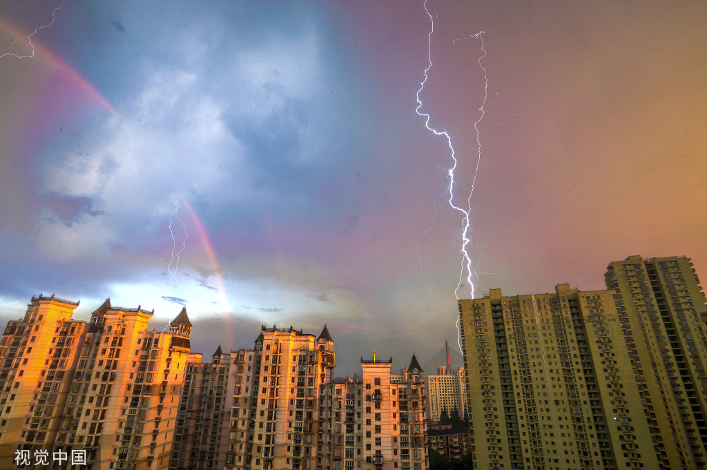 上海发布雷电大风双黄预警暴雨后空中现彩虹