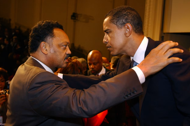2005年1月，杰西·杰克逊（左）在一场活动上与奥巴马交谈 图源：美媒