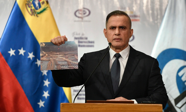 委内瑞拉总检察官在发布会上出示照片