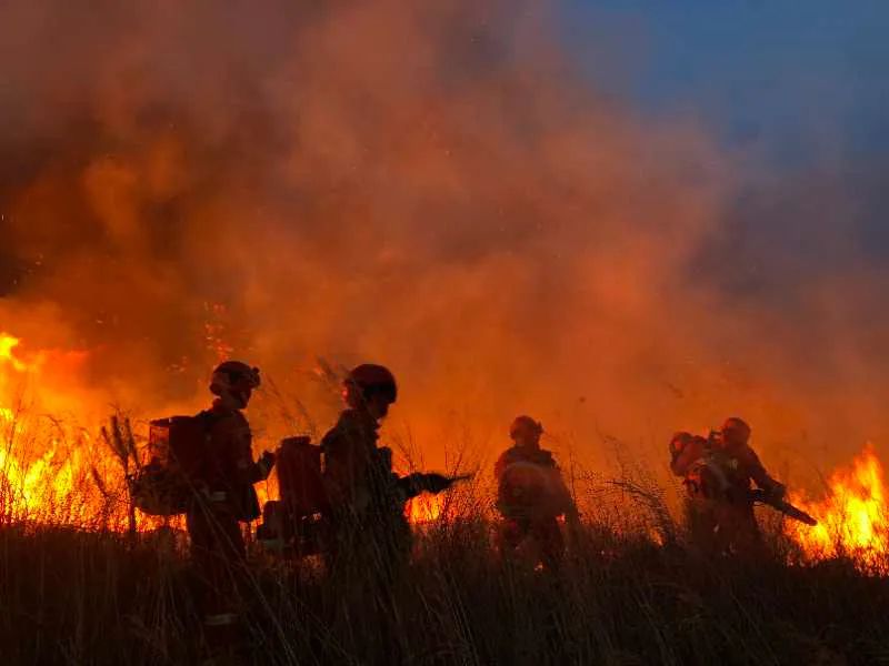 云南安宁发生森林火灾消防员已奋战三天这个细节把网友看哭了
