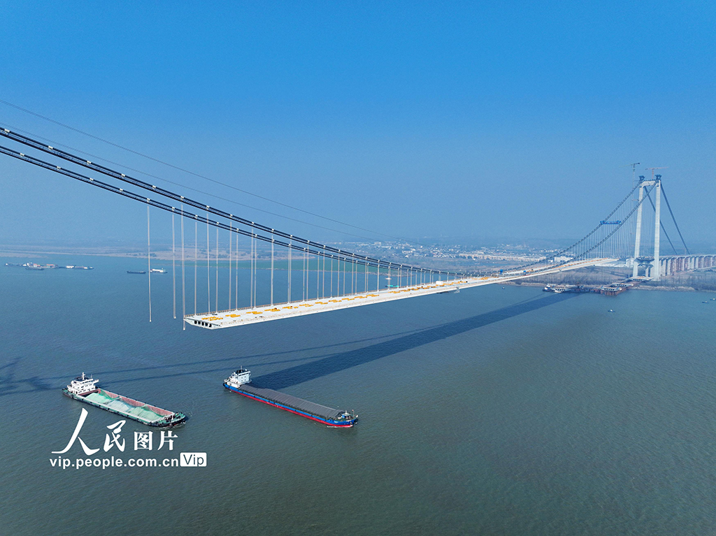 江苏扬州龙潭长江大桥建设稳步推进