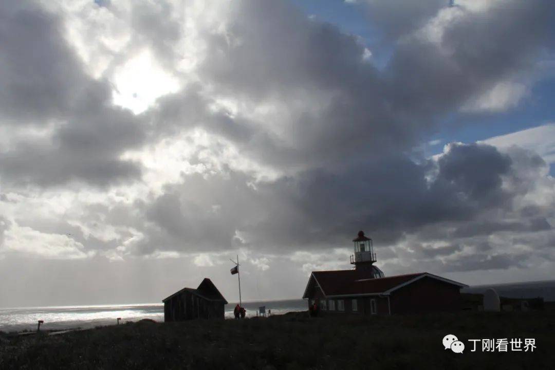 岛上有两座灯塔，这是其中的一座。由一对夫妇守护，任期一年。丁刚摄