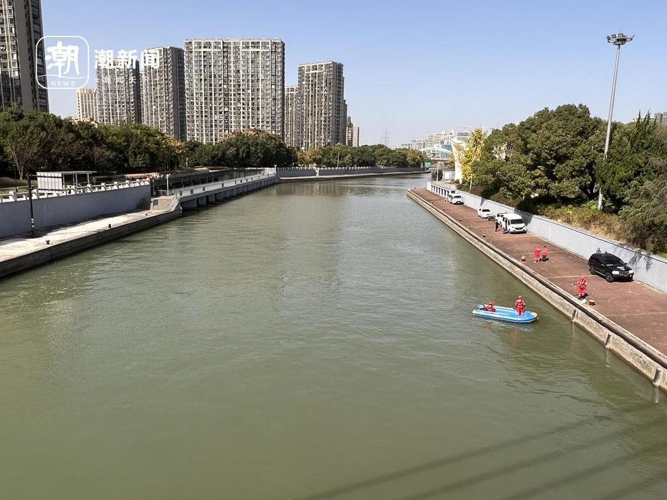 杭州三堡船闸一保洁人员连人带车掉进河,搜救仍在进行