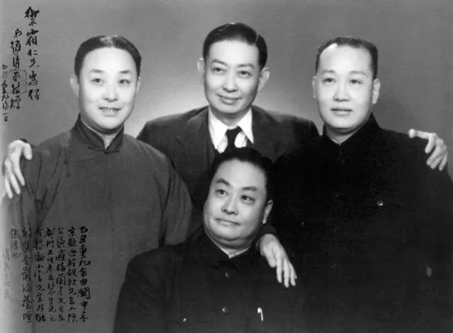 ▲1949年，“四大名旦”梅兰芳（中后），程砚秋（中前），荀慧生（右一），尚小云（左一）合影。