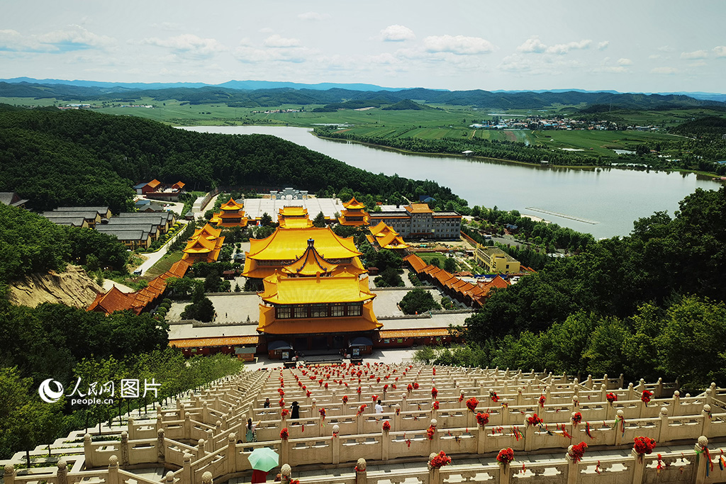 暑假期间，前来六鼎山景区游玩的游客络绎不绝。近年来，吉林省延边朝鲜族自治州敦化市六鼎山景区不断改善生态环境，山水相依的景色吸引各地游人前来打卡，绿水青山正变为金山银山。人民网记者 王海跃摄