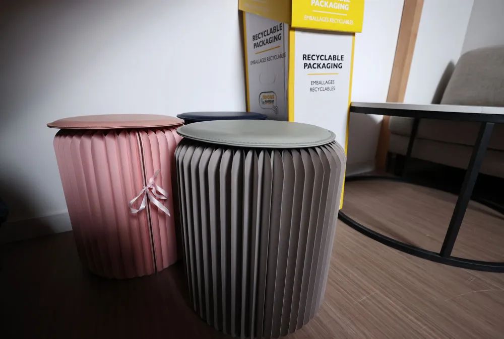 这是在巴黎奥运村和残奥村运动员公寓内拍摄的可折叠座椅。图源:新华社