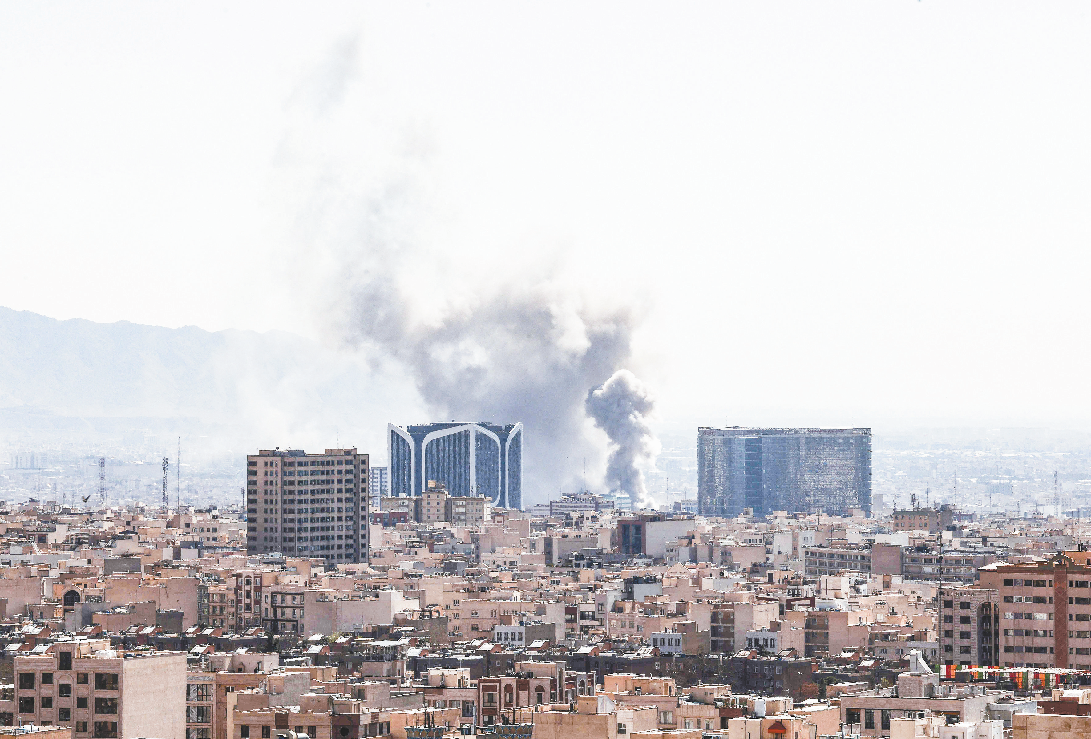 3月1日，伊朗首都德黑兰在遭到空袭后冒出巨大的爆炸烟雾。