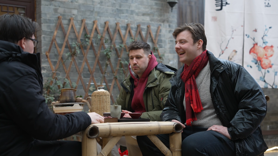 帝汉尼（右一）带着匈牙利老乡们体验中国时下最流行的“围炉煮茶”