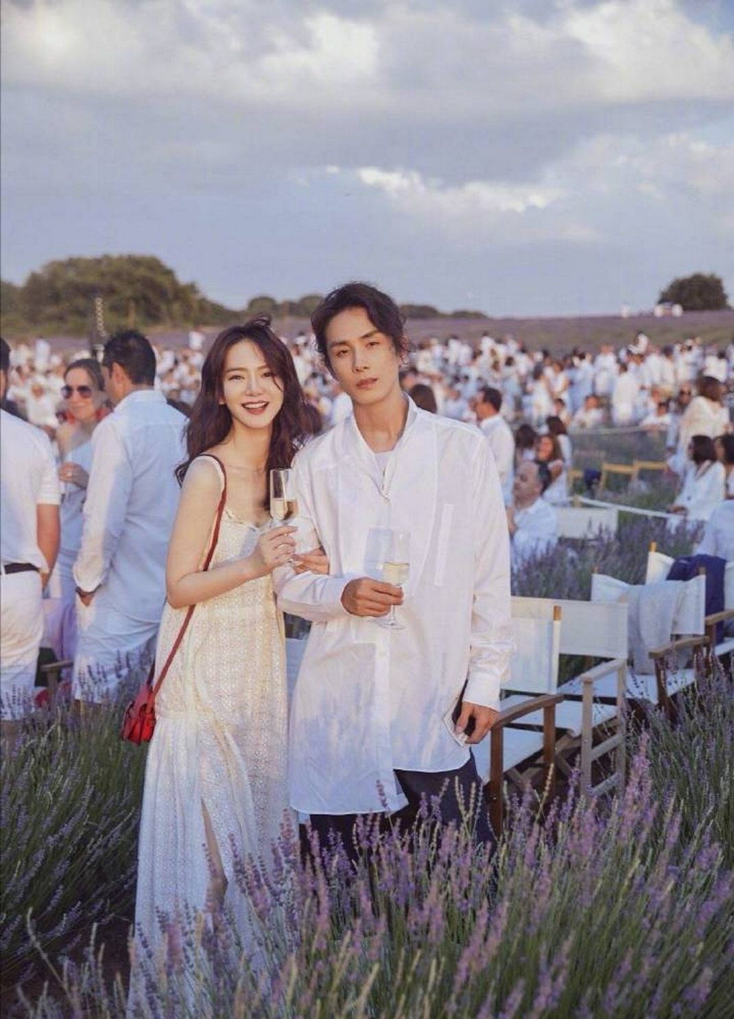 好甜李承铉戚薇晒照庆祝结婚七周年