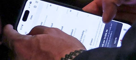 图为外媒拍下的华尔兹手机聊天界面 图源：外媒报道配图