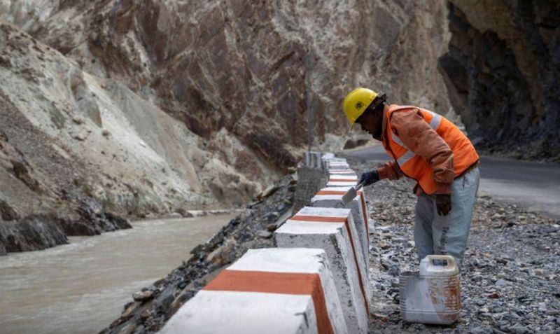 9月17日，印度工人在“拉达克”地区修建公路