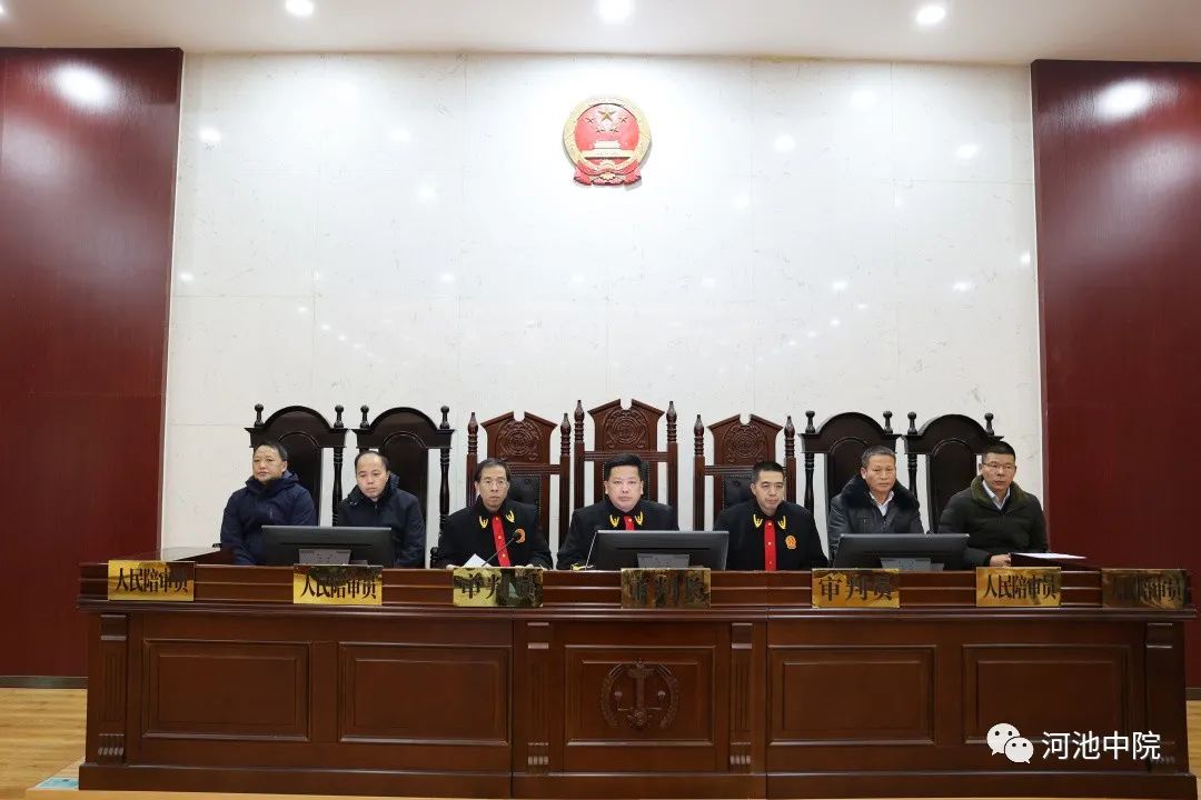 庭审采用"三名法官 四名人民陪审员"的七人合议模式法院认为被告人