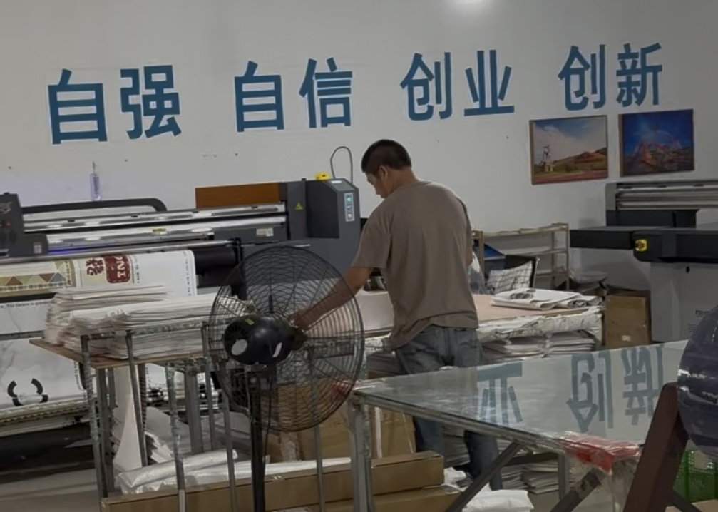 在齐氏布艺加工厂，员工在生产窗帘布。周欢摄