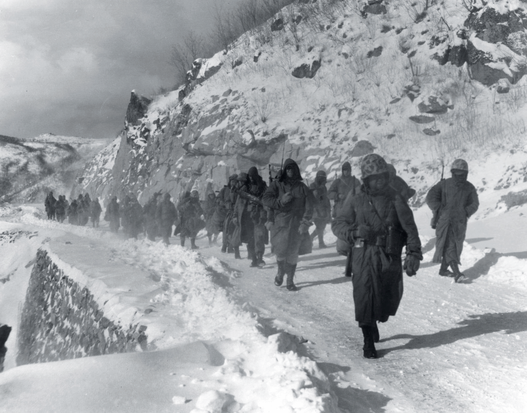 身着冬季装备的美陆战1师部队正从古土里向南撤退,摄于1950年12月9日.