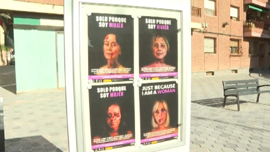在街头张贴出的其中一些海报抬头还用西班牙语写着“只因我是个女人” 图自《镜报》