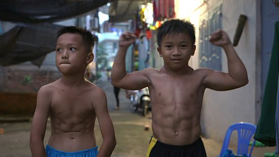 肌肉男小孩图片