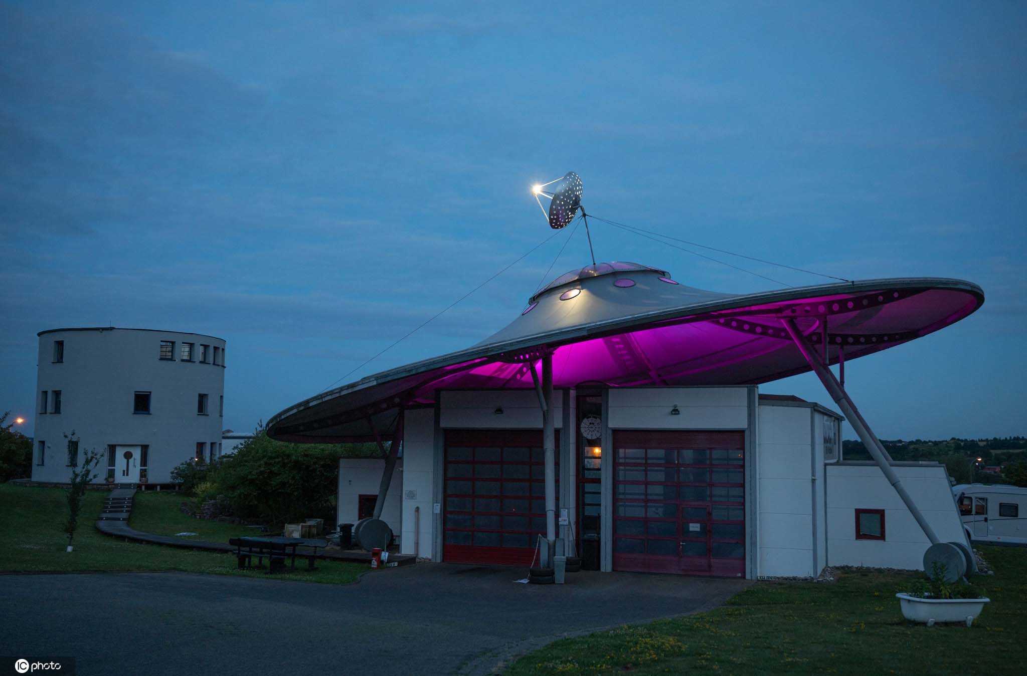 该建筑顶部有卫星天线,夜晚会有不同的颜色照亮屋顶.