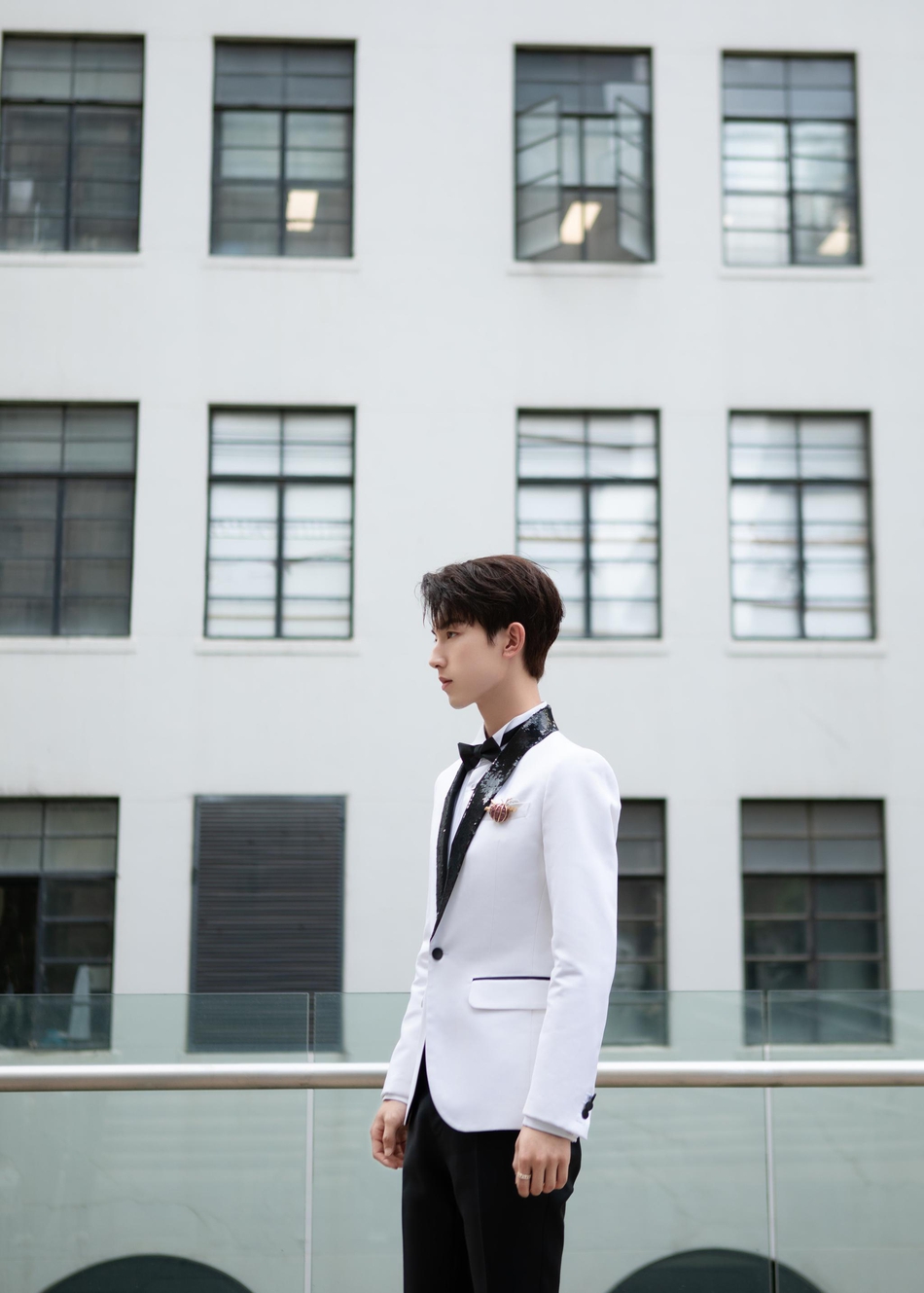 郭俊辰黑白西装 尽显儒雅绅士魅力