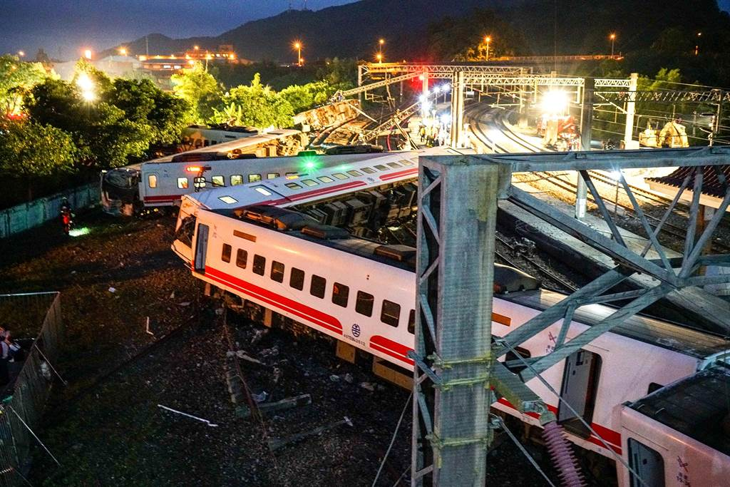 2018年台铁“普悠玛”列车出轨翻覆导致18人死亡215人受伤。图自台湾“中时新闻网”